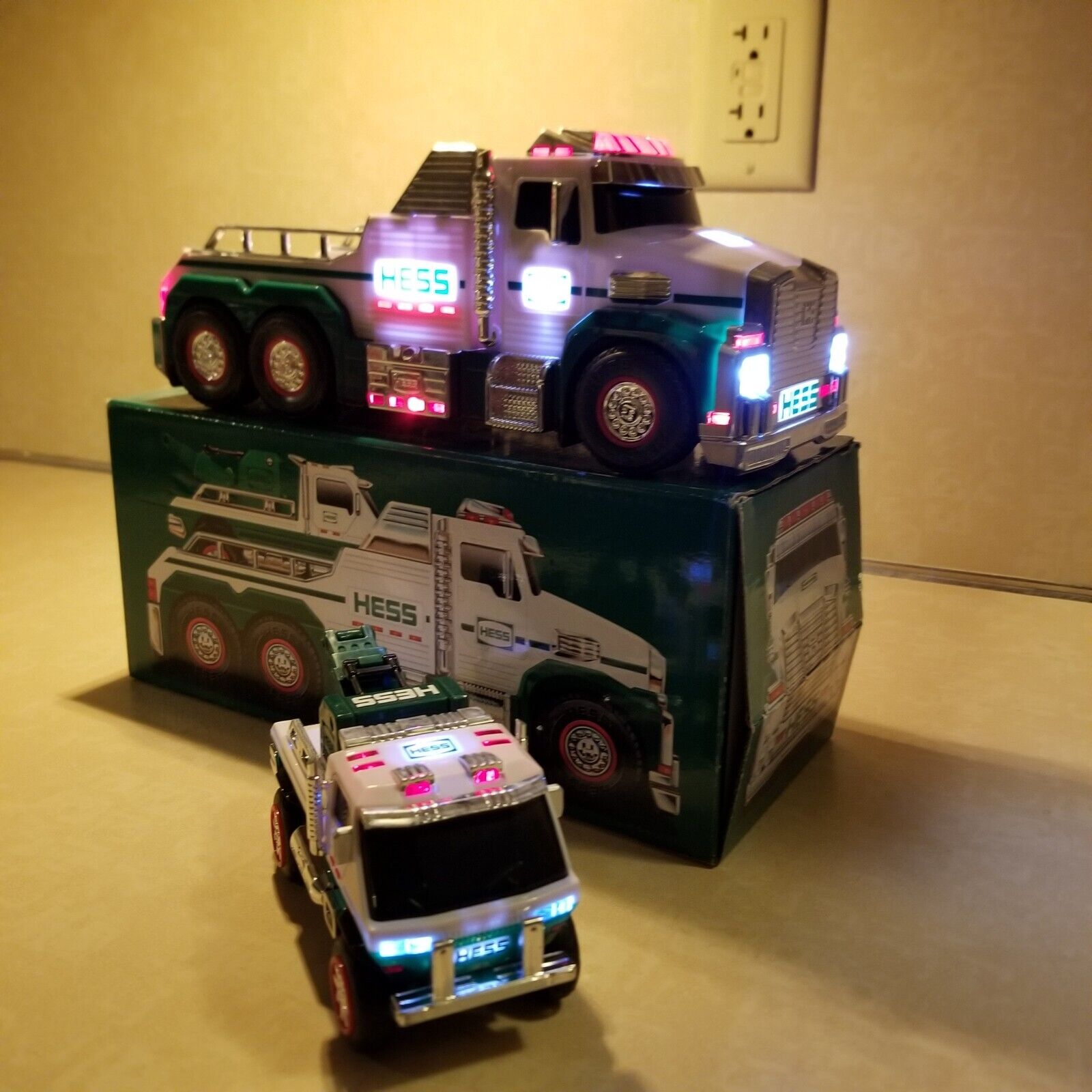 Hess 2019 Tow Truck Rescue Team