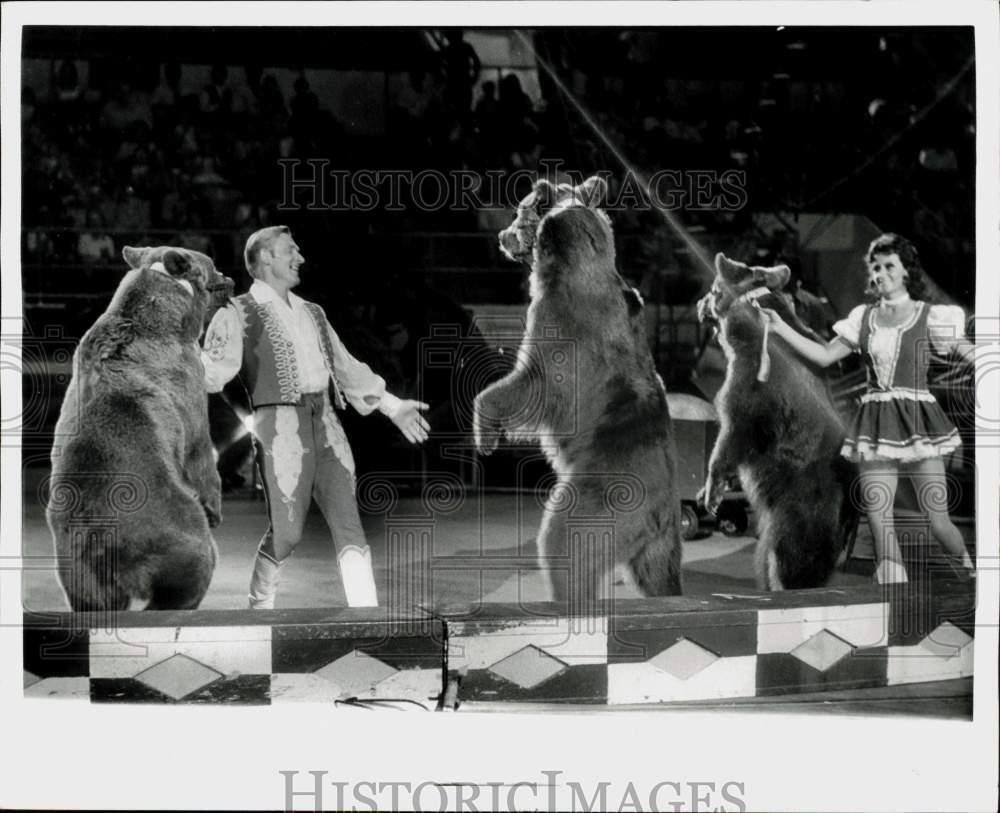 1973 Press Photo Ringling Bros., Barnum & Bailey Circus\' trained bear act.