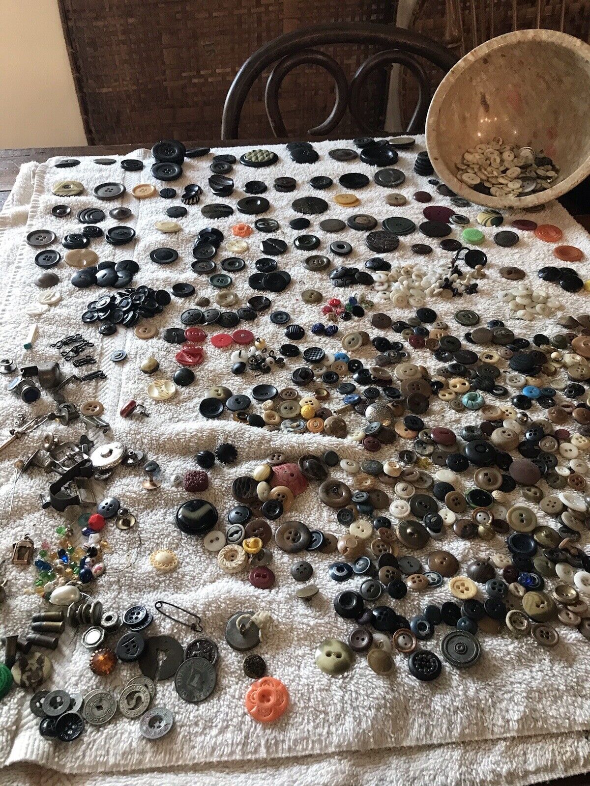 Huge Antique Vintage Lot Of Buttons Mother Of Pearl Abalone Bakelite & More 800+