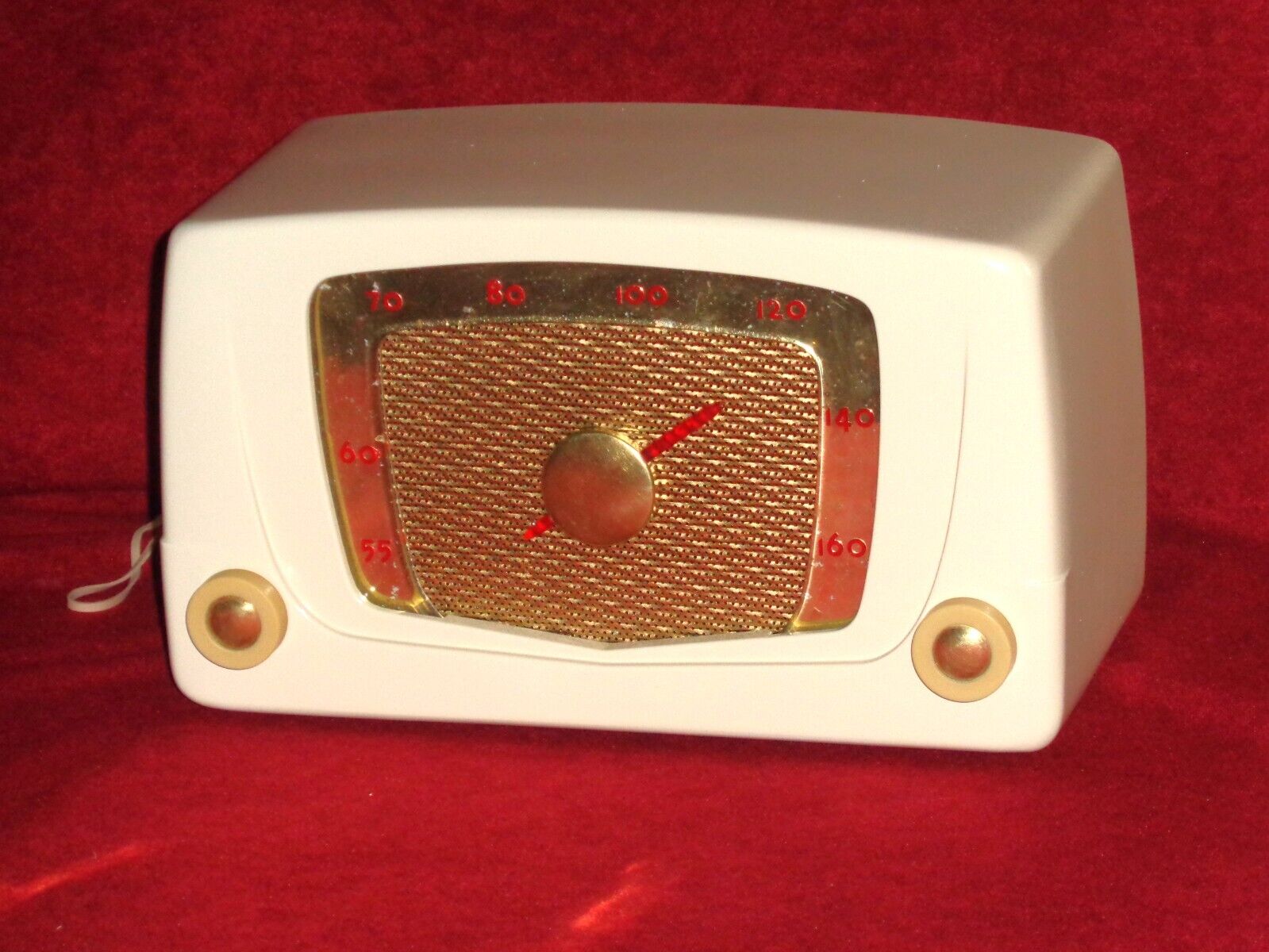 Beautiful, restored 1951 Silvertone tube radio, model 6