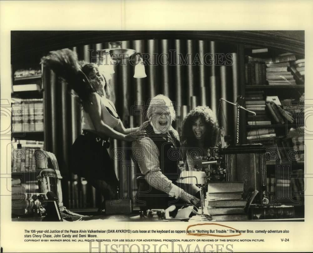 1991 Press Photo Actor Dan Aykroyd with co-stars in \