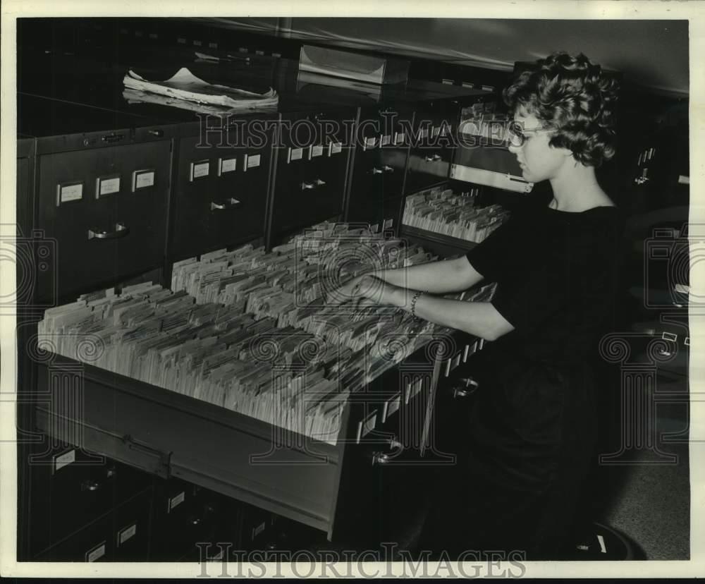 1964 Press Photo Clerk searches for driver license\'s records in Baton Rouge