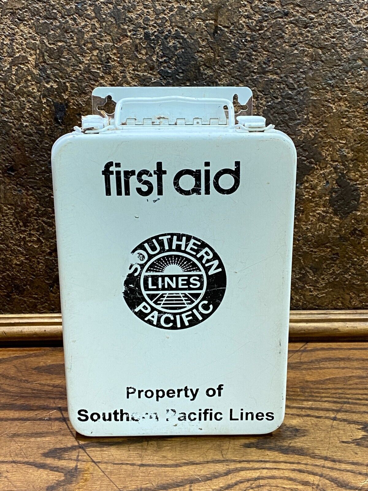 Vintage SOUTHERN PACIFIC RAILROAD LINES  First Aid Kit ~  Metal Box / Case