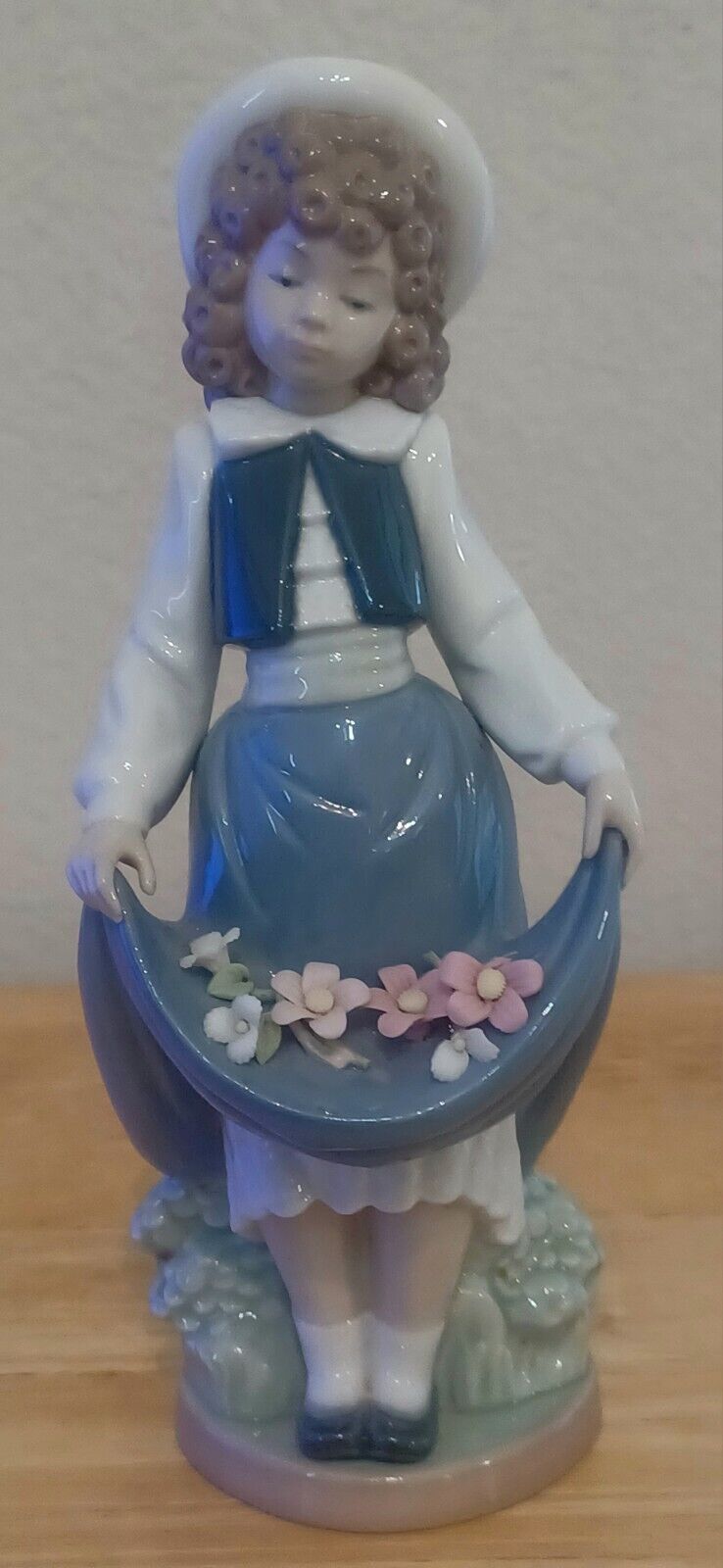 'The School Girl' Nao by Lladro #1005 Girl Holding Flowers in Her Skirt (Used)
