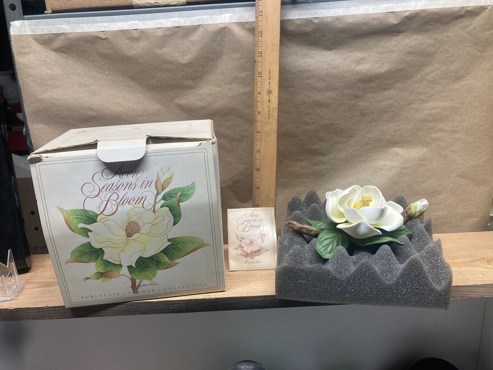 (134) Vintage 1986 Avon Seasons in Bloom porcelain Magnolia flower In Ori. Box