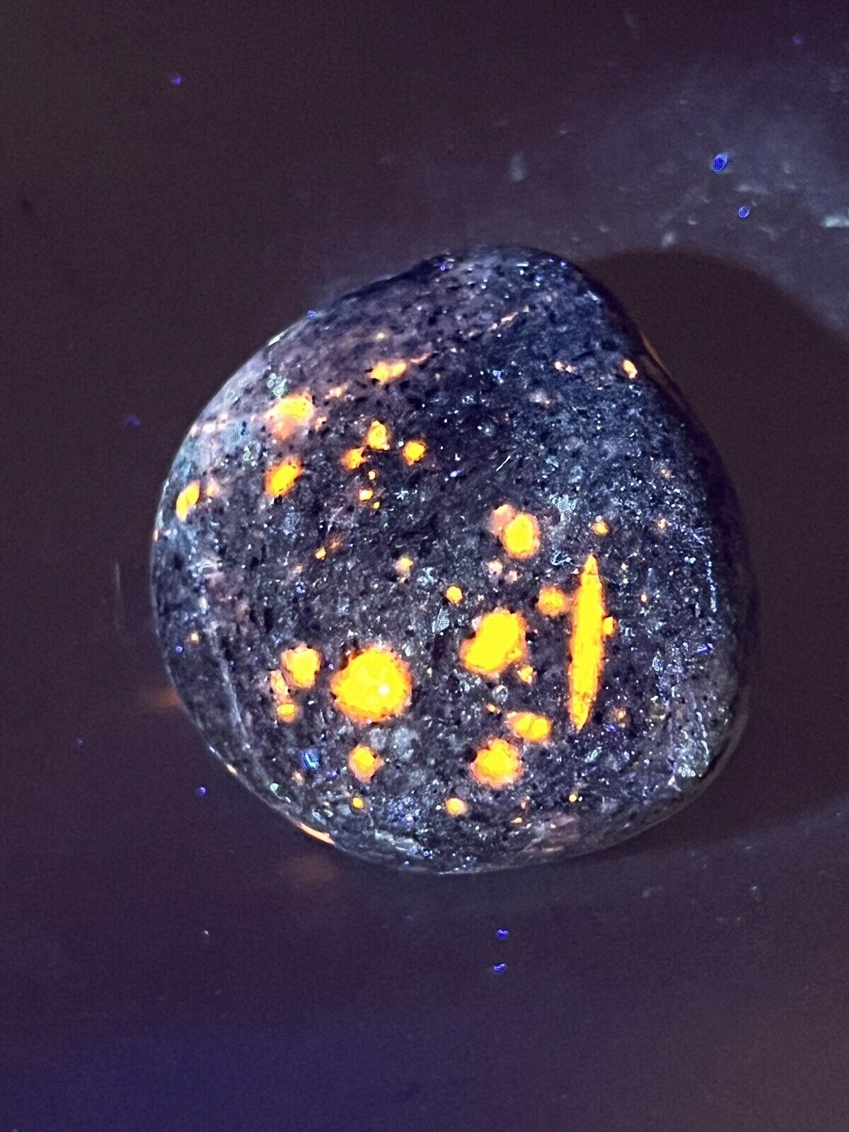 Super bright Yooperlite Sodalite Mineral Glows 365nm UV Lake Ontario