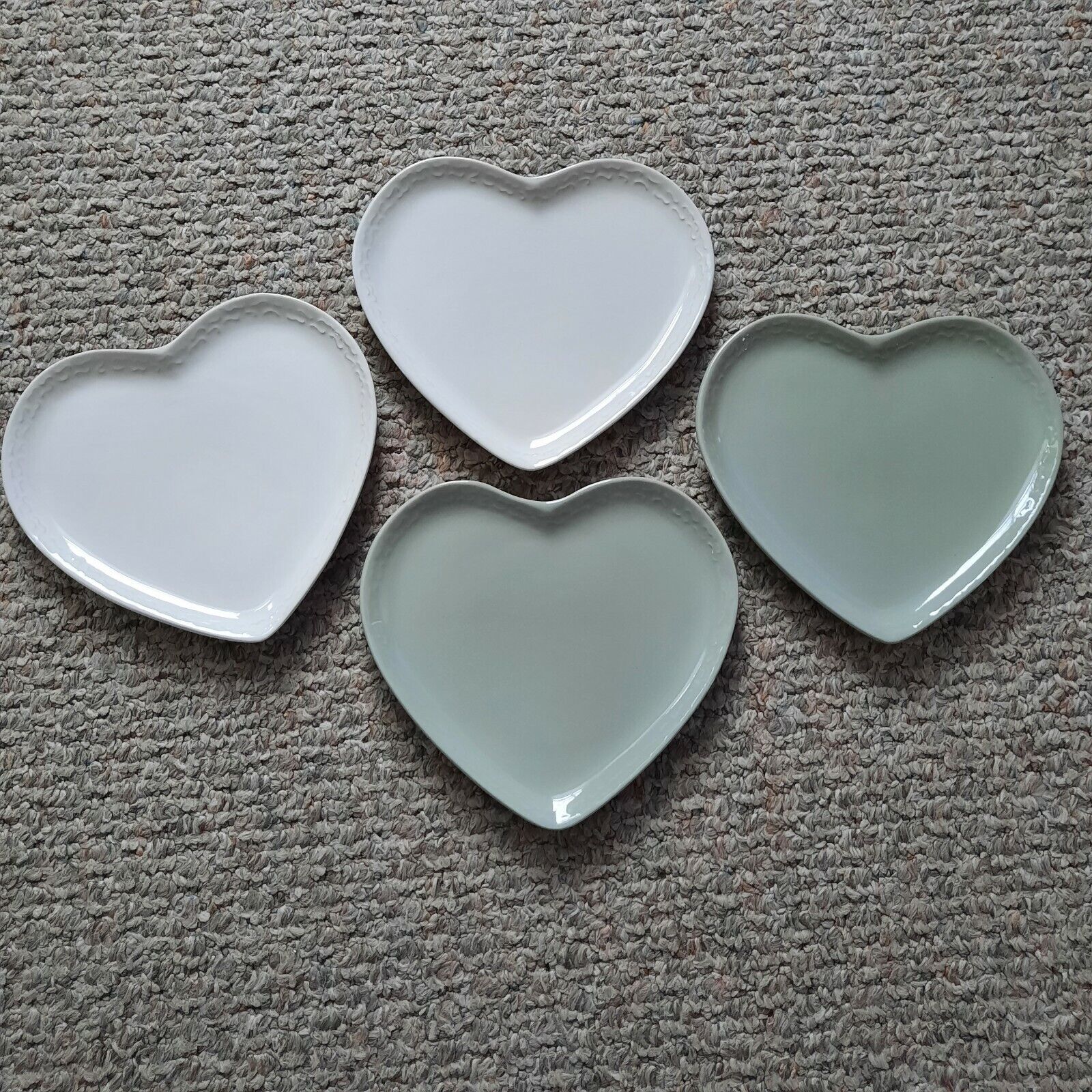 NOS the homemaker idea co set of 4 heart shaped plates. 2 green, 2 white