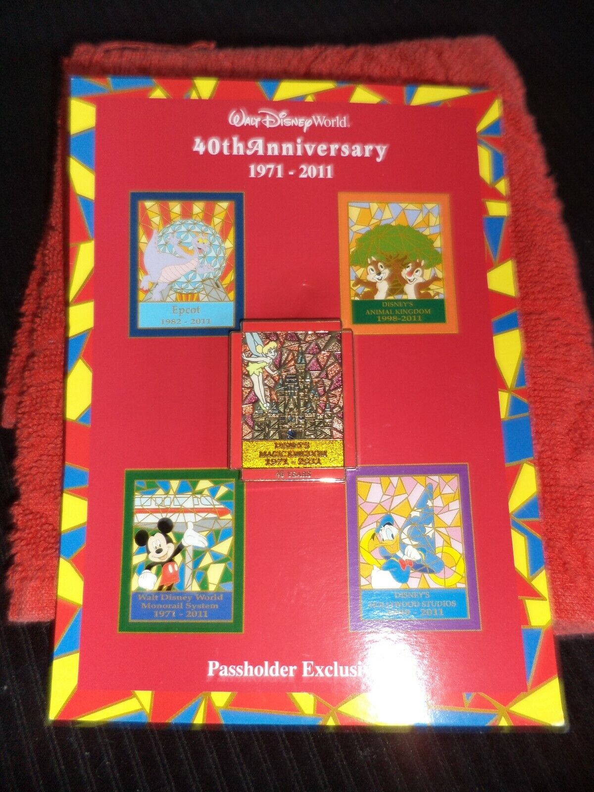 2011 Disney WDW Passholder Celebration LE  Tinkerbell pin and collector\'s card