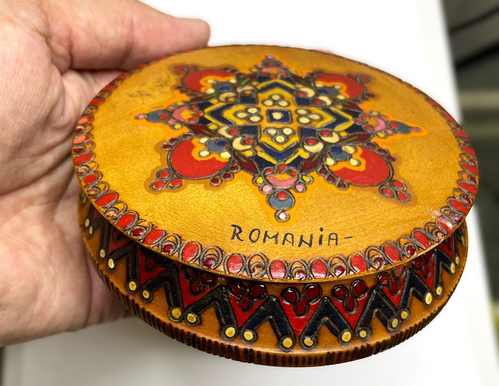 Handcrafted Vintage Romania Round Wooden Box with Lid (Hog-024)