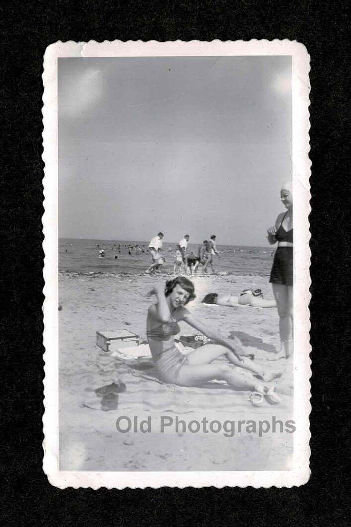 1949 BEACH YOUNG LADIES SWIMSUITS SUNBATHING OLD/VINTAGE PHOTO SNAPSHOT- I713