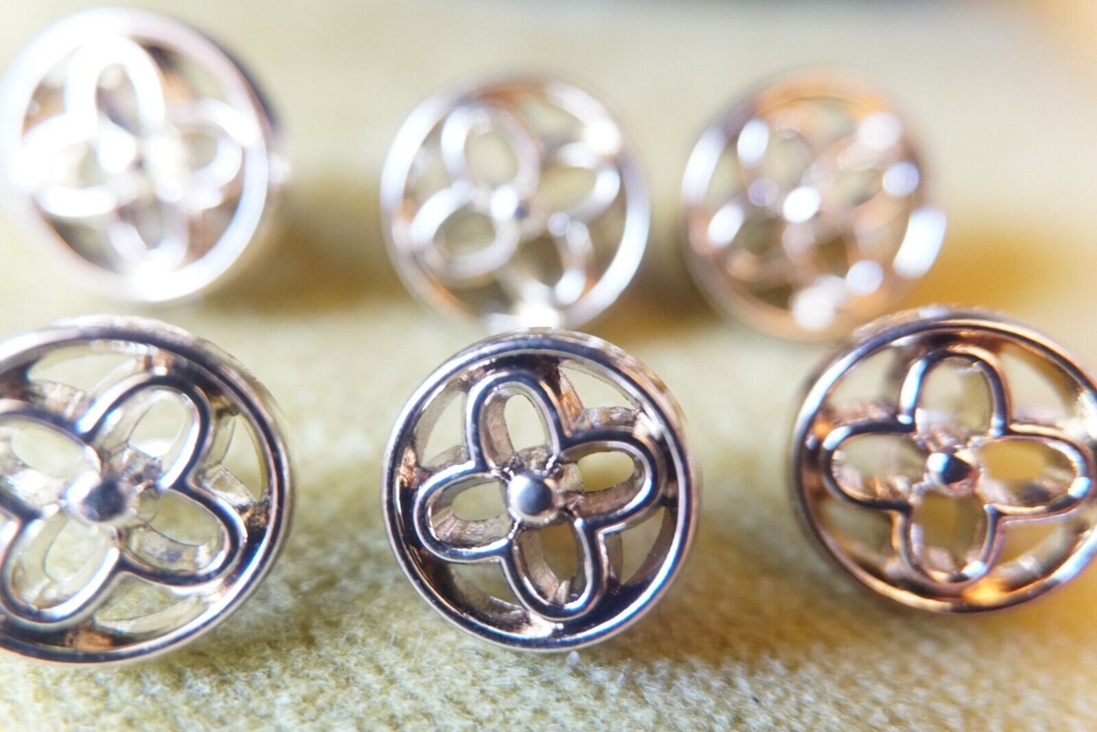 100% Louis Vuitton  buttons 6 pcs gold   Size: 14 mm or 0,4 inch metal