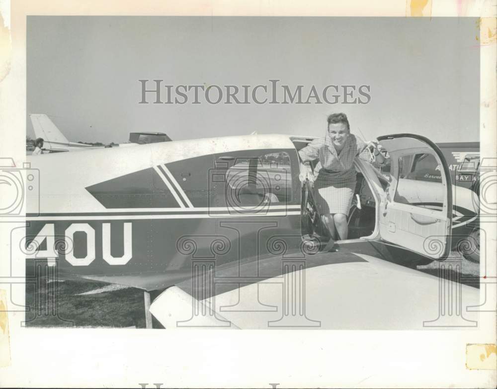 1963 Press Photo Jane Engelhard Leaves Plane She Piloted from Leesburg