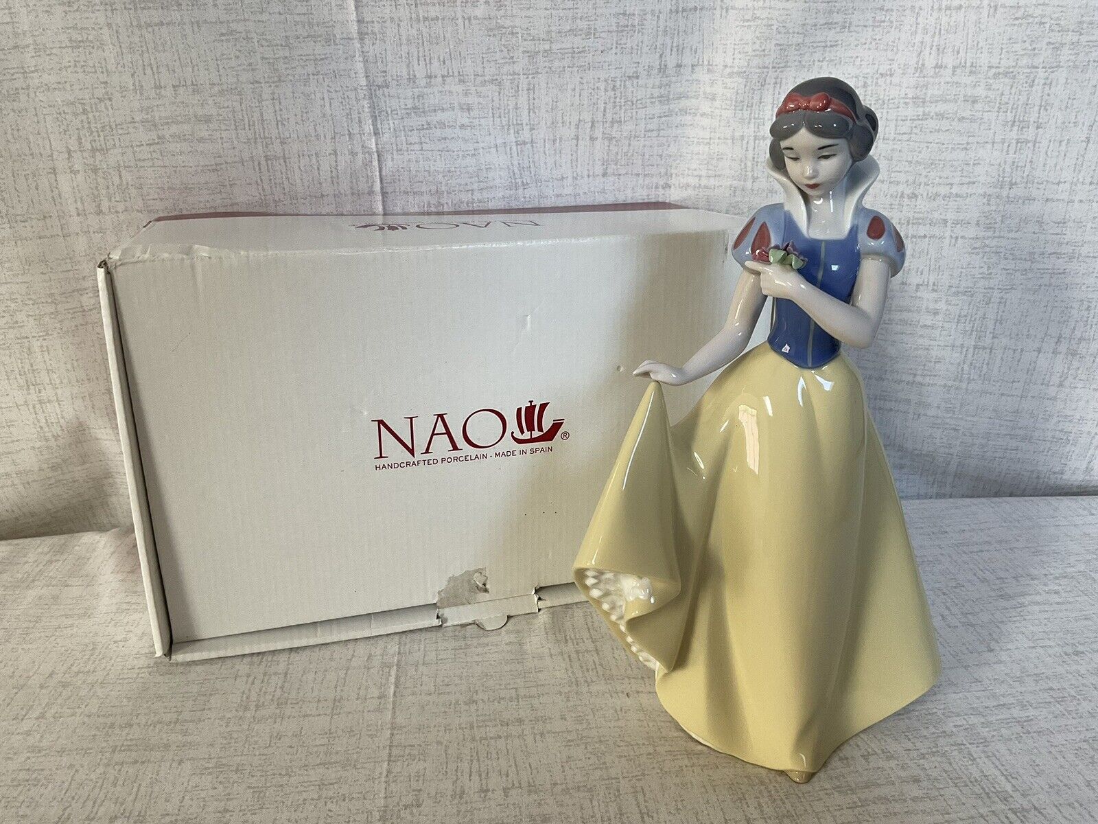 DISNEY NAO BY LLADRO SNOW WHITE HANDCRAFTED PORCELAIN MADE IN SPAIN FIGURINE 