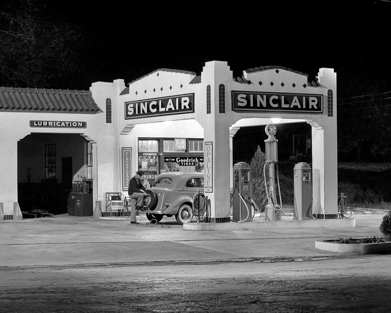 1939 Texas SINCLAIR GAS STATION at Night Classic Car Retro Poster Photo 11x17