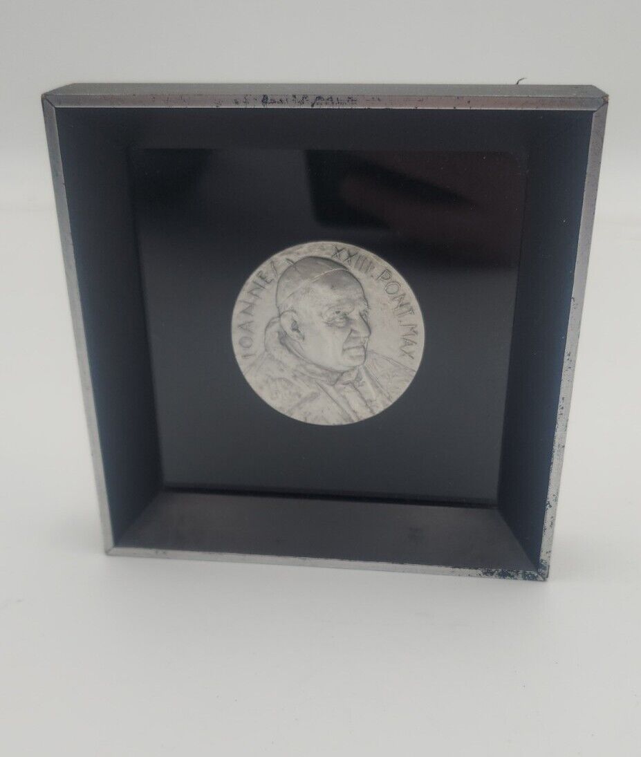 Vintage small framed Pope John XXIII medal