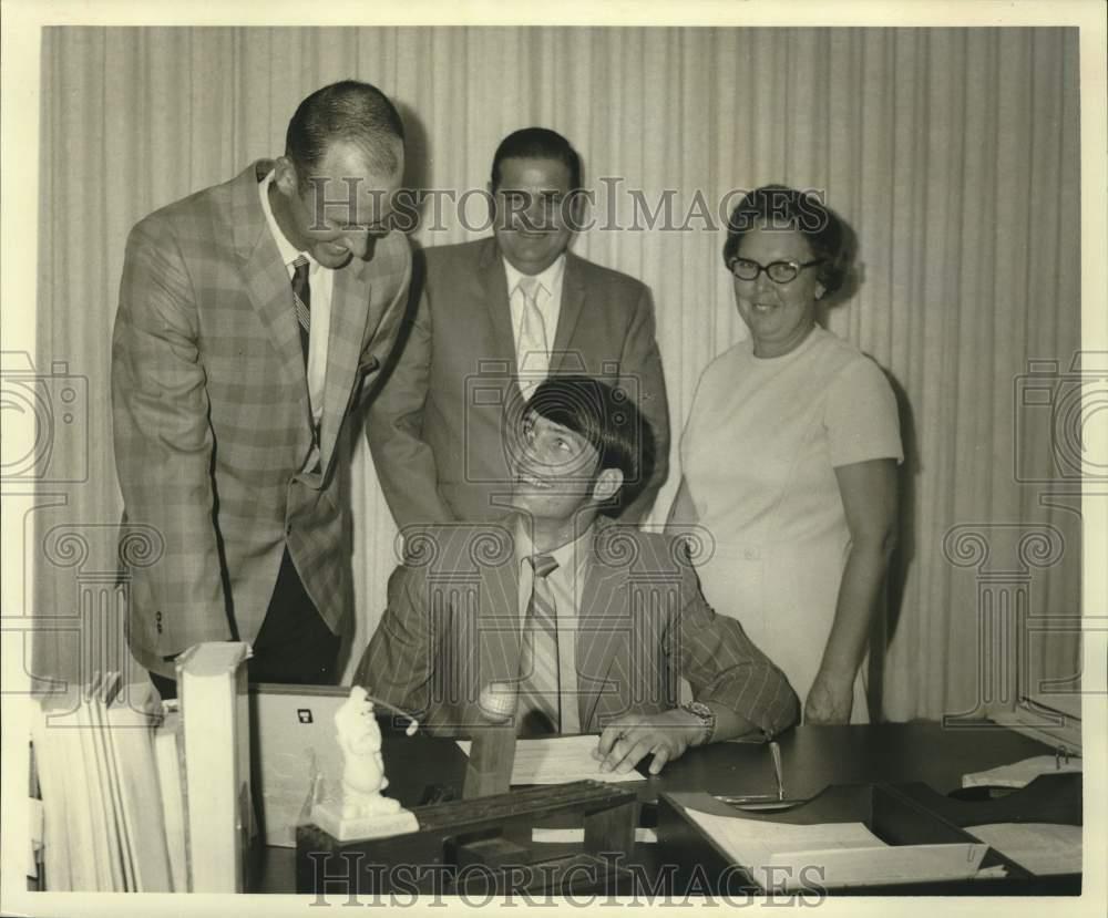 1970 Press Photo Baseball scholarship signing ceremony of Glenn Bryant in Texas