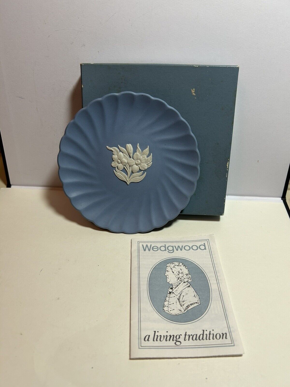 New Wedgwood  Assorted Flowers Blue Fluted Jasper Candy Tray J1012 4018 NIB