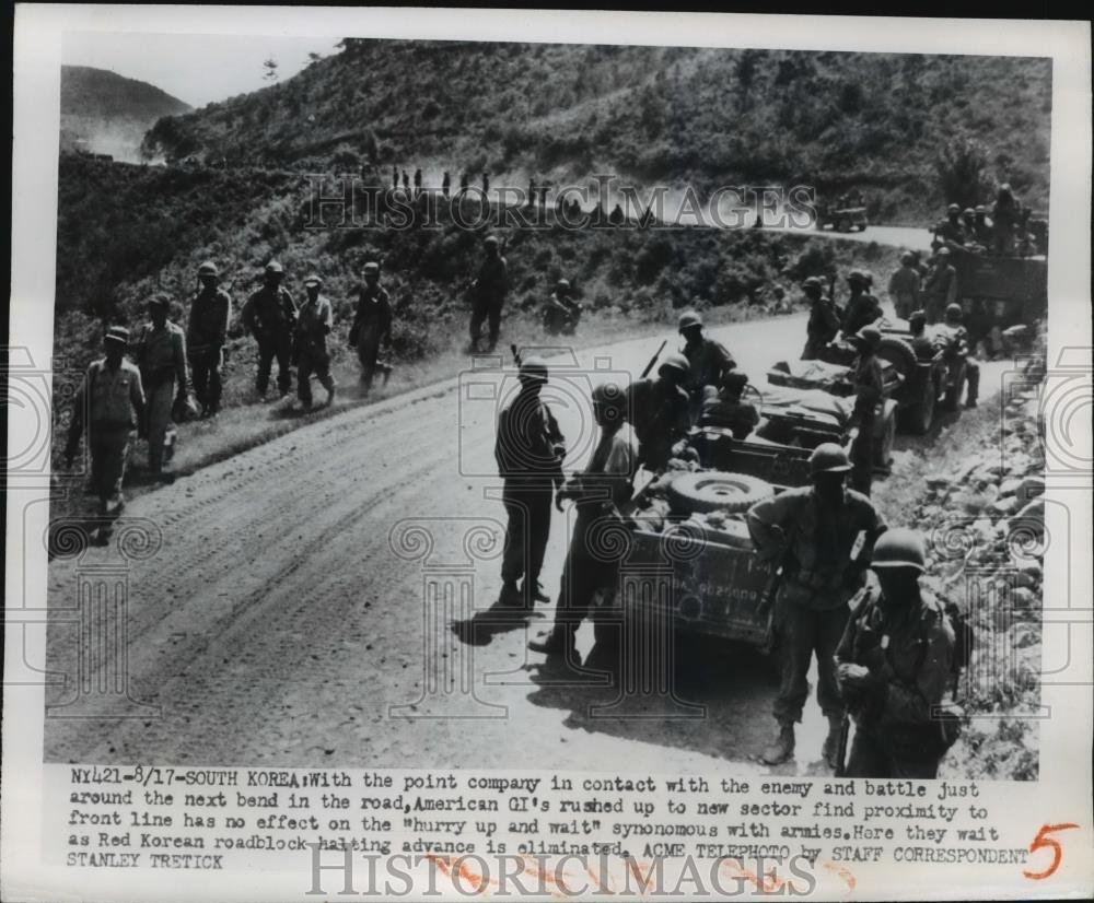 1950 Press Photo American Soldiers wait at the roadblock area in Korean