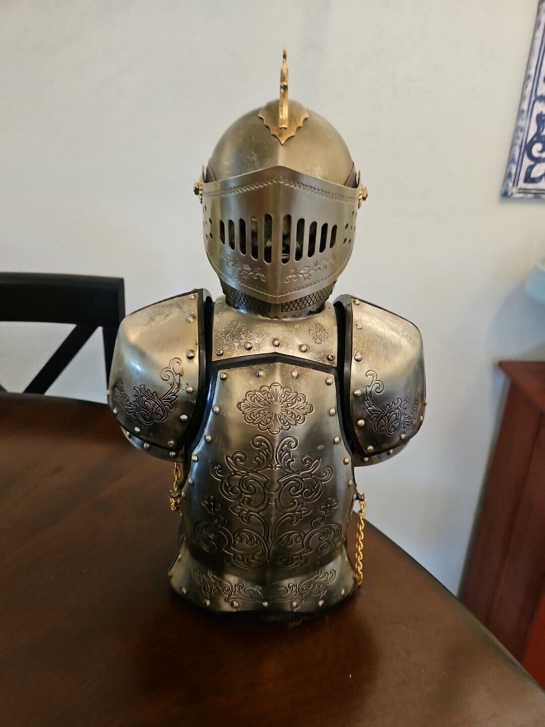 Vintage Medieval Knight Armor Decanter & Set of 4 Shot Glasses