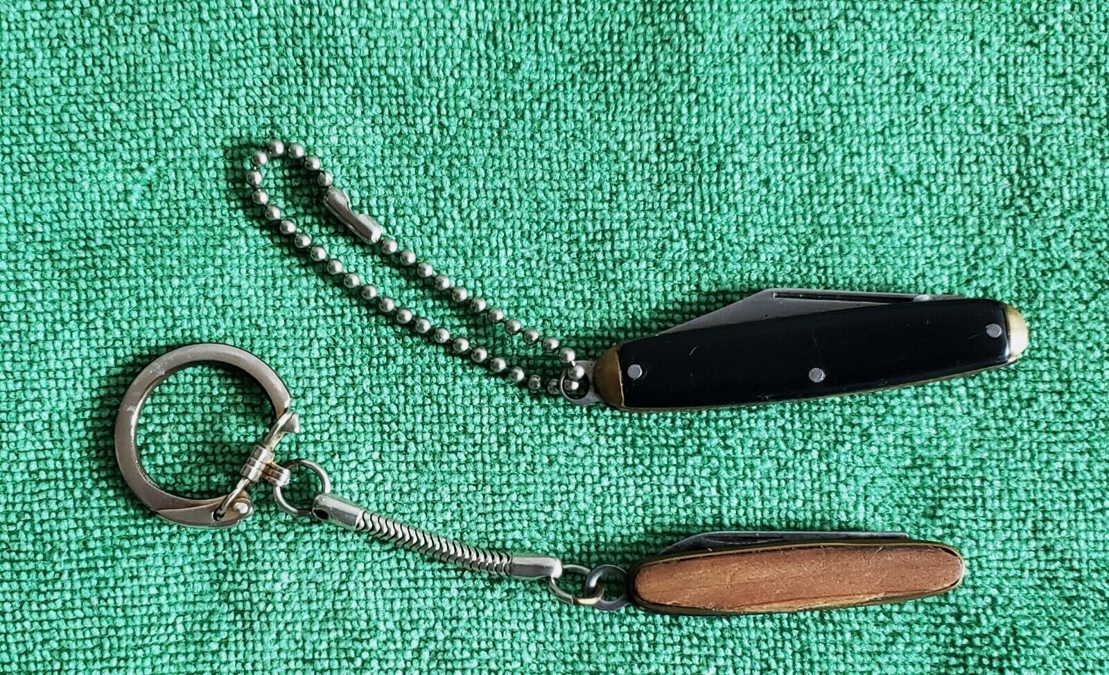 Vintage Pair of Keychain Knives. Colonial and Thornton. Lots 46, 157) 
