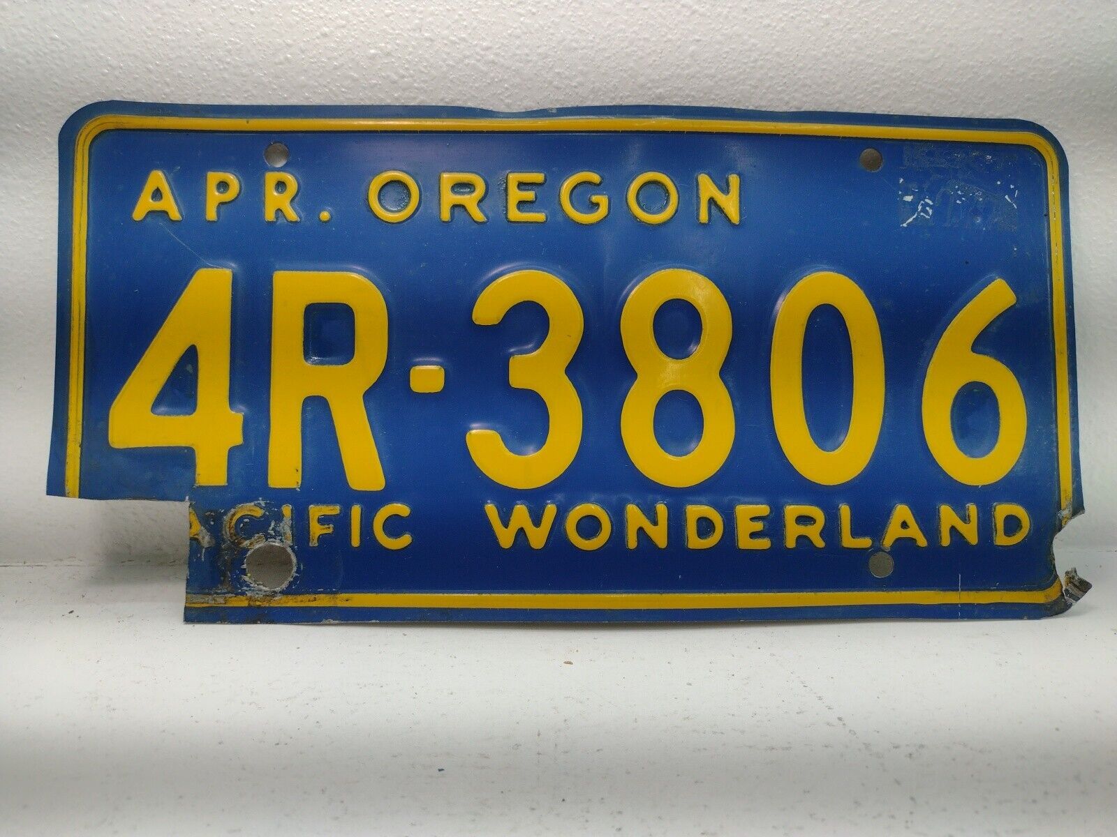 1960's Oregon  Original  Pacific Wonderland  4R - 3806 License Plate