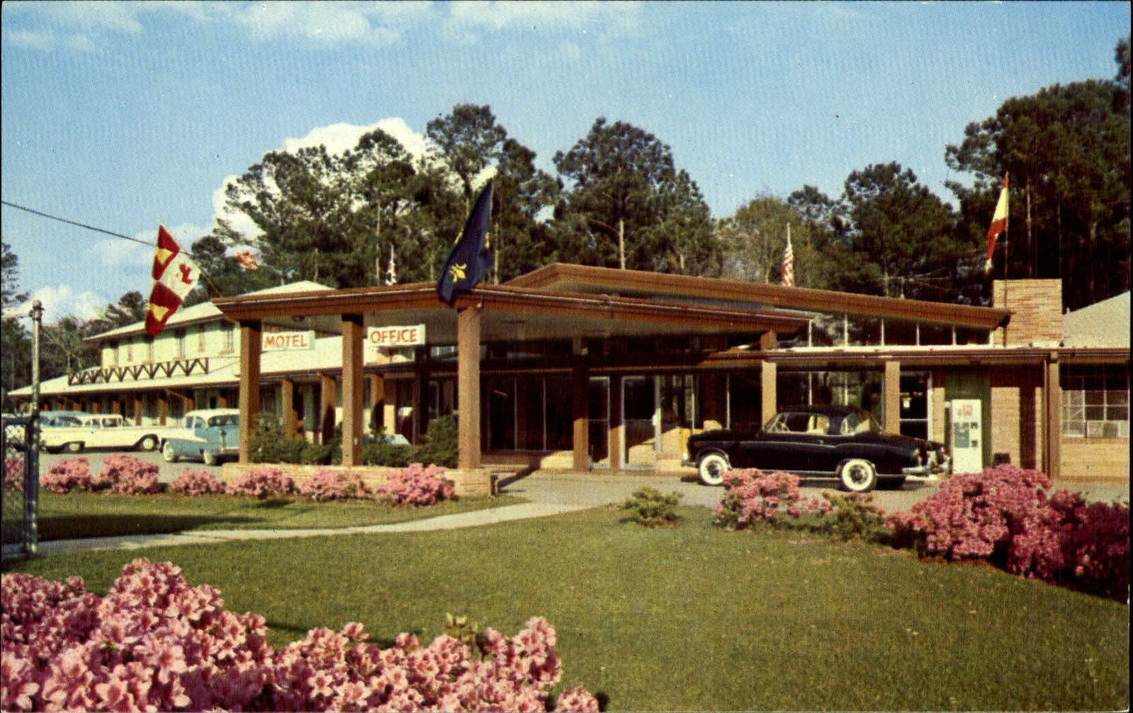 Spanish Fort Motel ~ US 31 ~ Mobile Alabama ~ 1950s cars Mercedes?