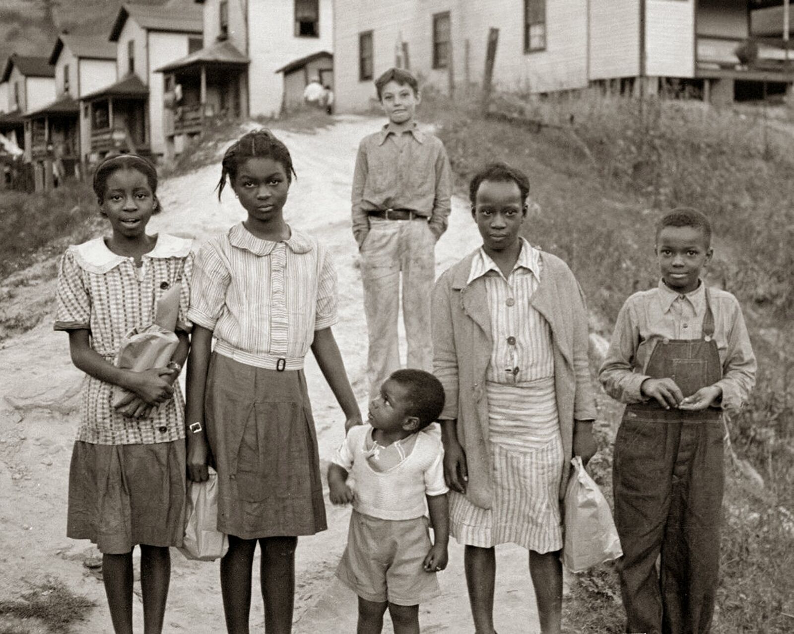1935 AFRICAN AMERICAN FAMILY in W. VIRGINIA Photo  (230-T)
