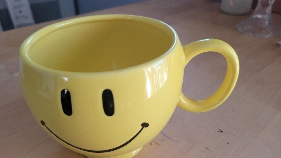  vintage yellow smile mug (free shipping)