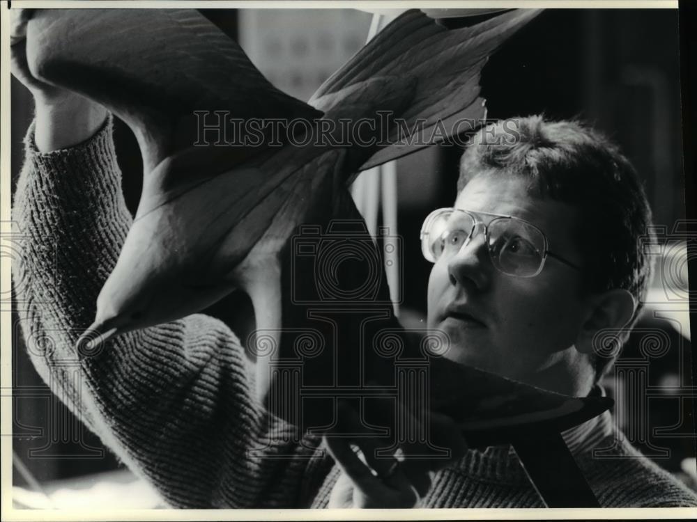 1989 Press Photo Larry Barth works in his workshop carving a jaeger bird