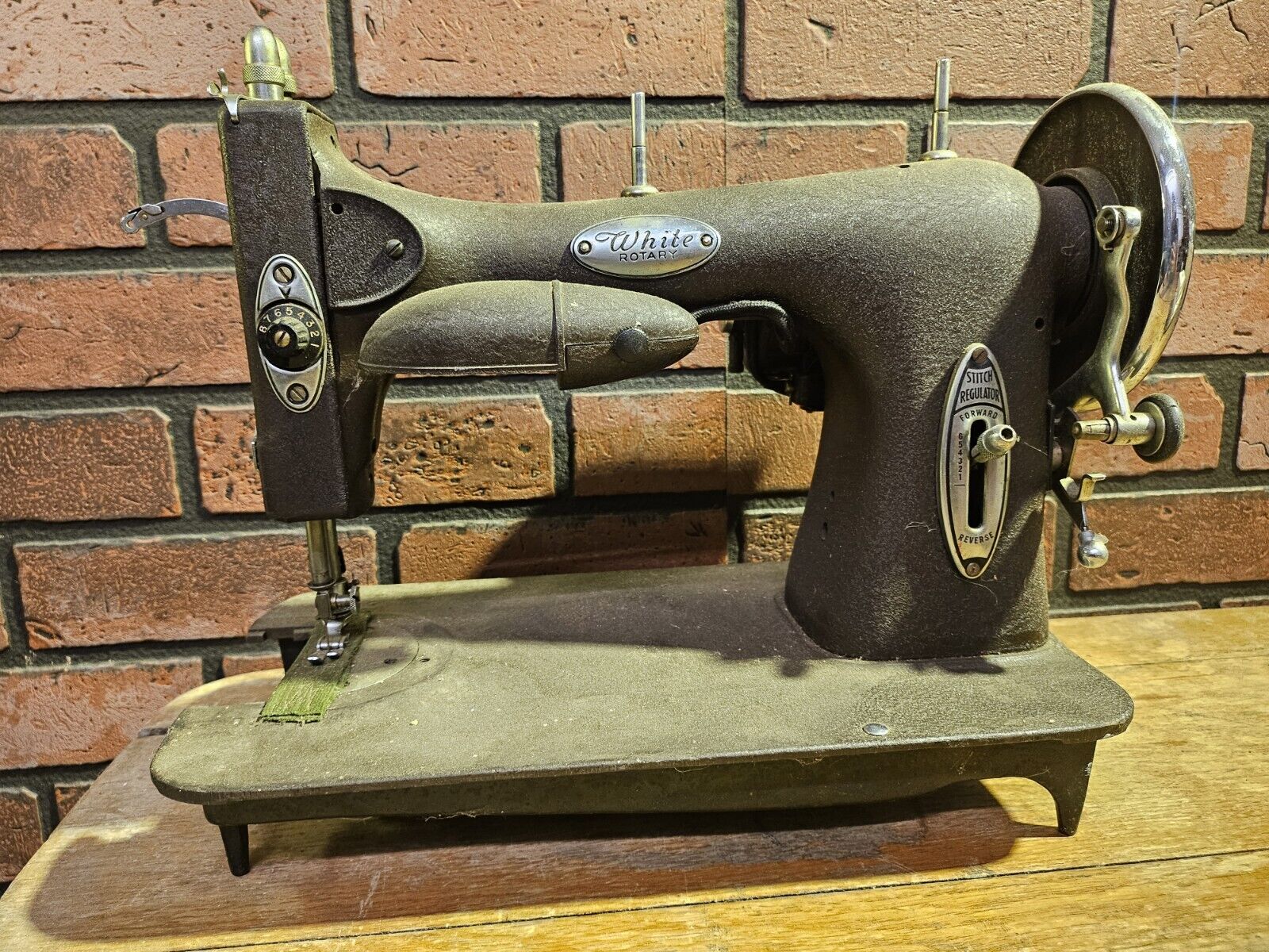 White Rotary Vintage Sewing Machine 65 Watts Doesn\'t Work For Parts