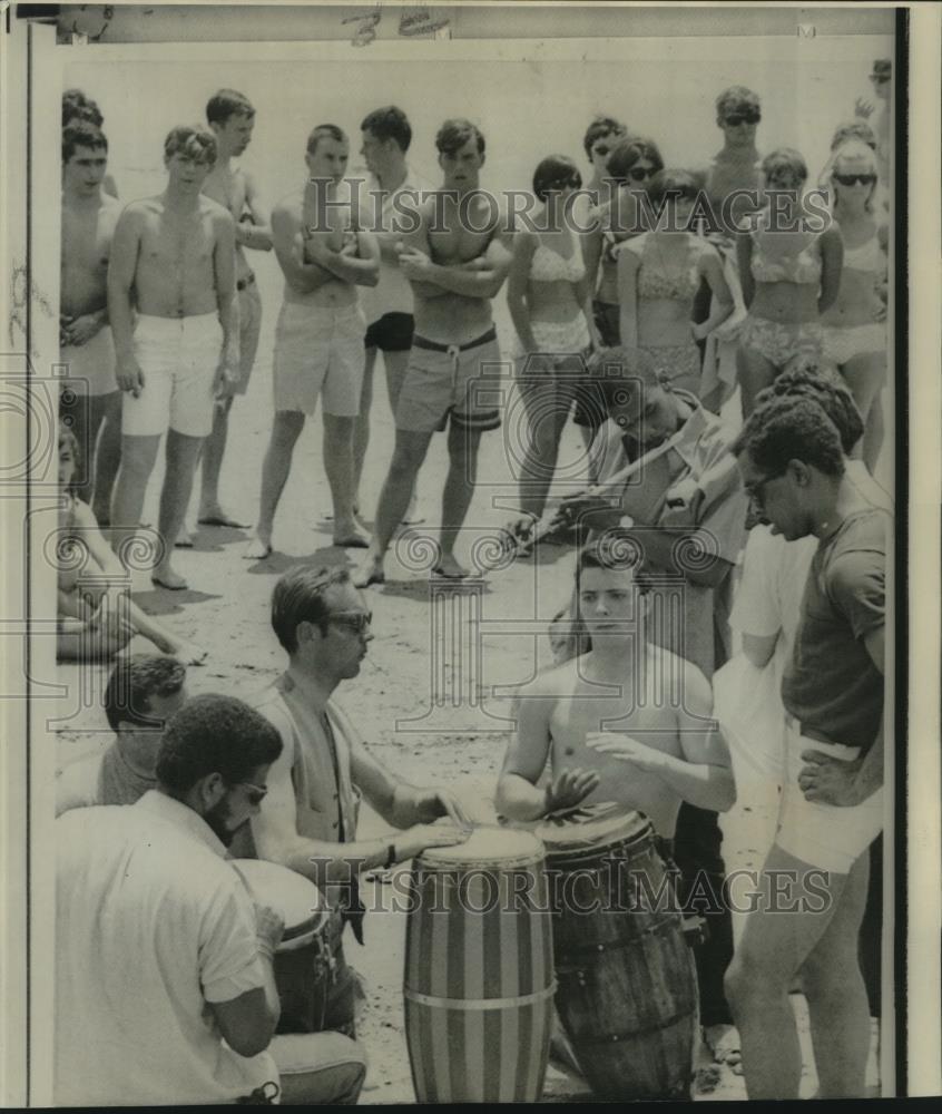 1966 Press Photo Musicians draw fans to Newport, RI beach during Fourth of July