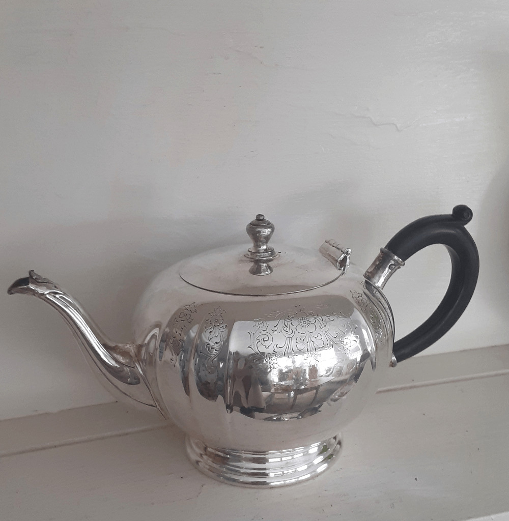 Rare vintage Wm Rogers Gainsborough silverplate teapot black handle 5X10