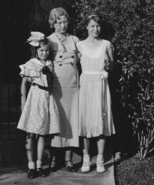 4N Photograph Old Woman Grandmother Portrait Girls Granddaughters 1933