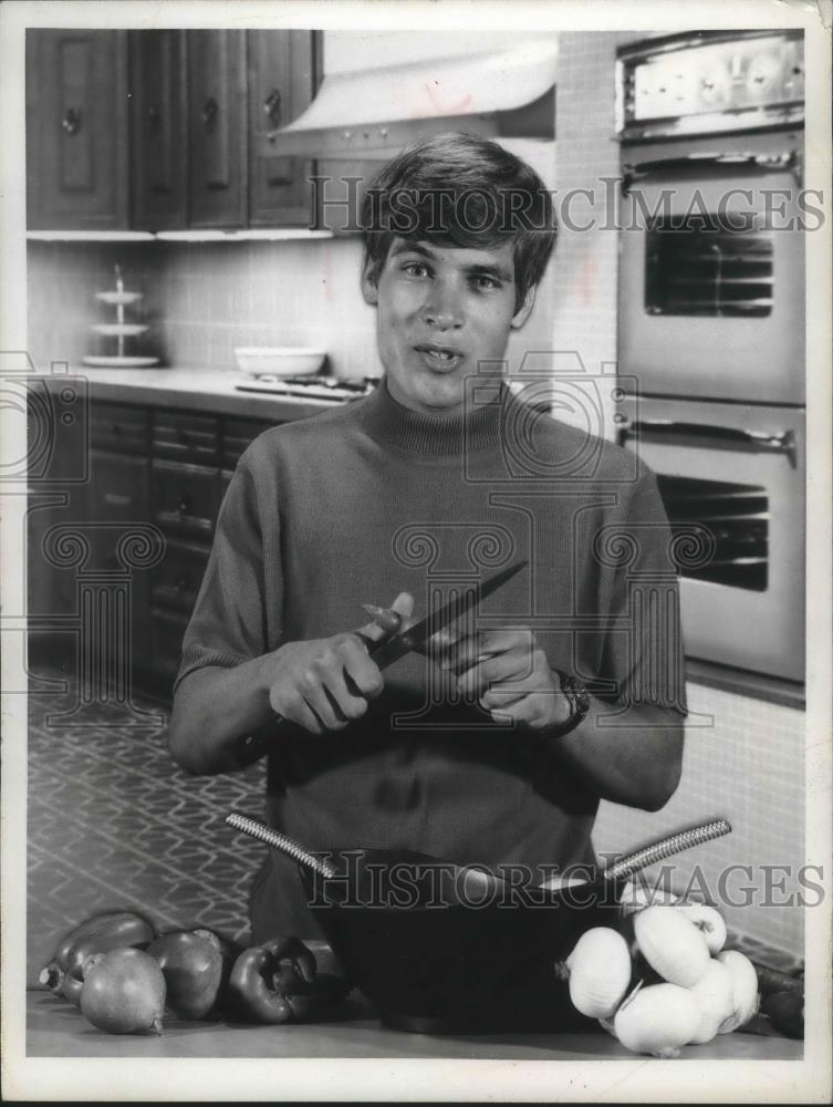 1967 Press Photo Don Grady, actor, a bachelor shows off cooking skills