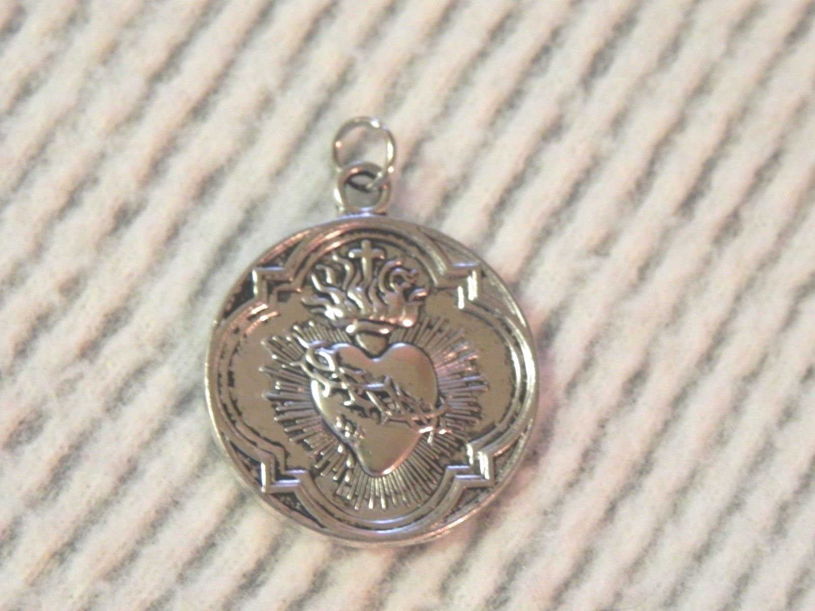 Sacred Heart Medal Silver Tone Catholic Pendant Coeur Sacre Unknown Vintage NICE