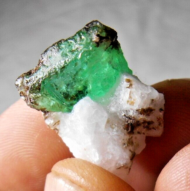 25 Carats beautiful Translucent Emerald Crystal Specimen From  Pakistan