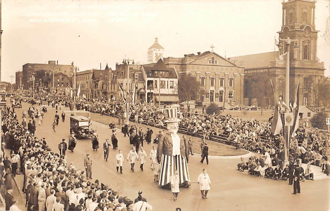MILWAUKEE, WI, PARADE WITH LARGE UNCLE SAM FIGURE, PEOPLE, COOK RPPC c 1940's