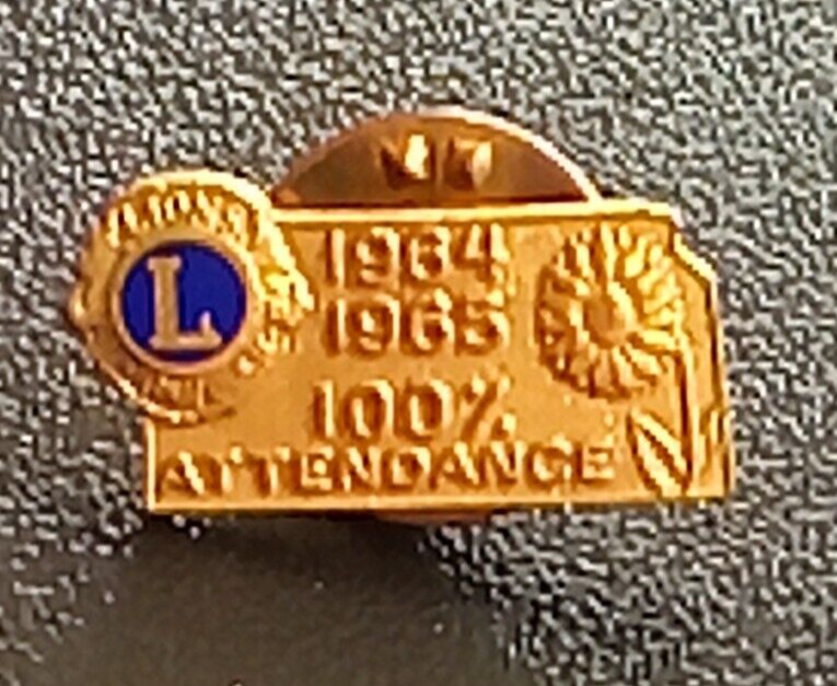 1964-1965 LIONS CLUB 100 % ATTENDANCE CLAUDE M DE VROSS LAPEL PIN S28