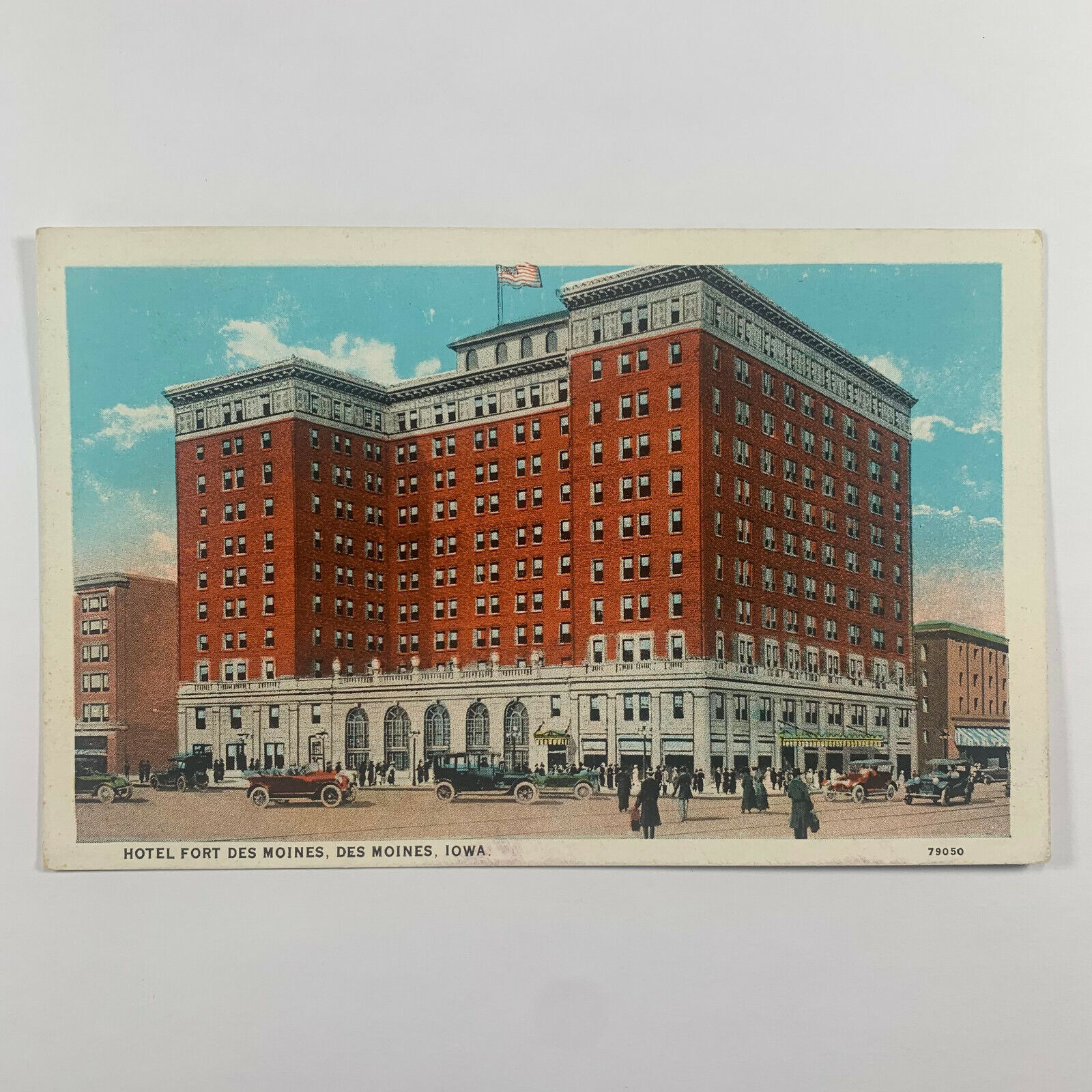 Postcard Iowa Des Moines IA Hotel Fort 1920s White Border Unposted 