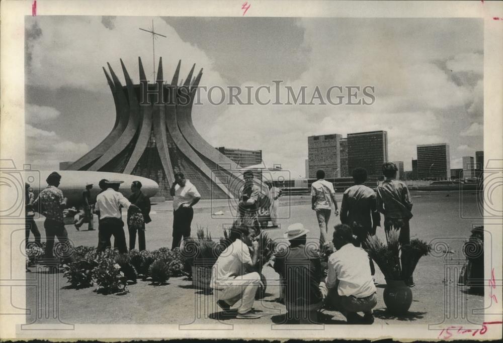 1972 Press Photo Flower vendors at esplanade in Brasilia with Cathedral beyond