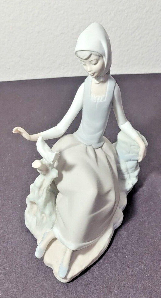 LLADRO Shepherdess Girl Sitting w/Dove Bird Figurine #4660 Matte.