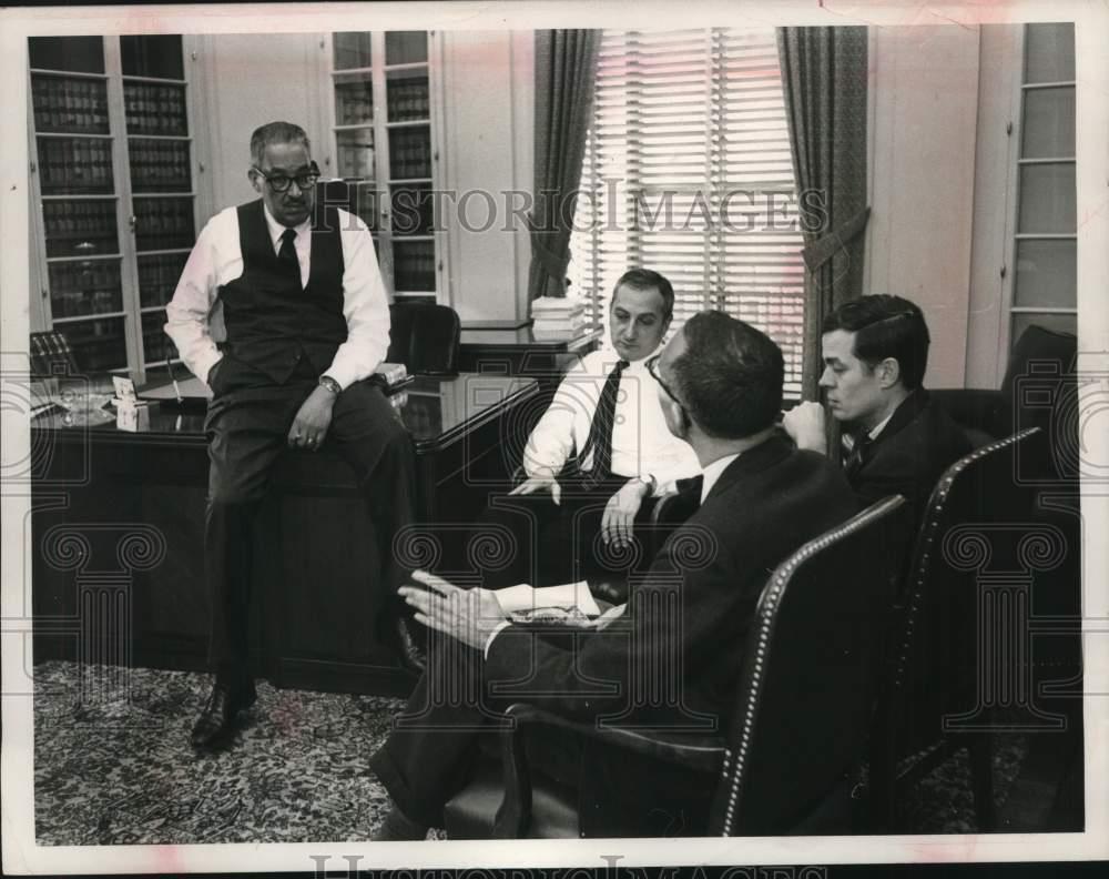 1965 Press Photo Solicitor General Thurgood Marshall confers with his top aides