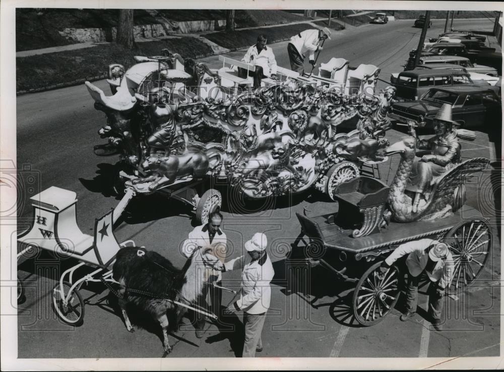 1963 Press Photo Workmen at Circus World Museum in Baraboo restore wagons