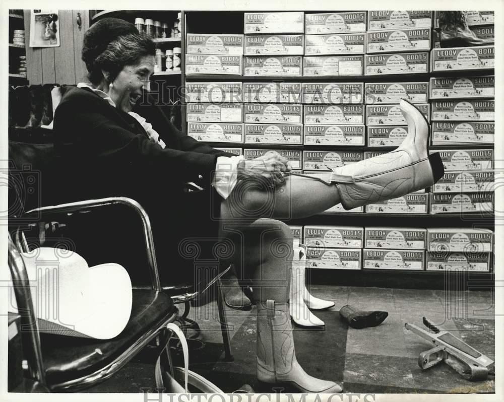 1968 Press Photo Pianist Mme. Kraus at Leddy\'s Cowtown Emporium trying on boots