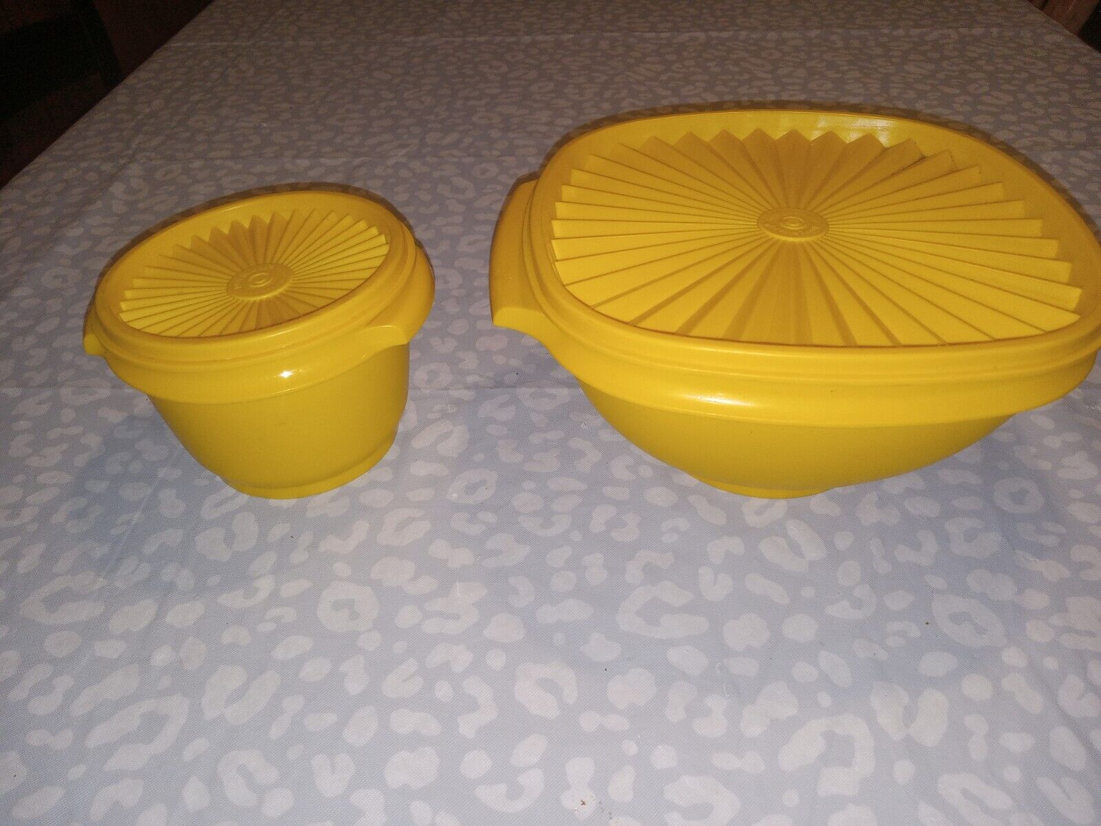 Vintage Tupperware. Large Square Bowl And Medium Round Bowl Both Yellow 