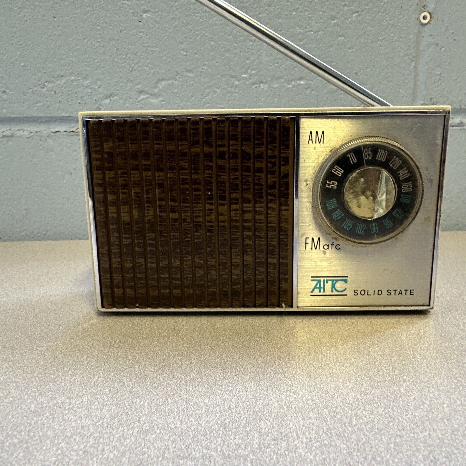 Vintage ITC Transistor Radio (untested)
