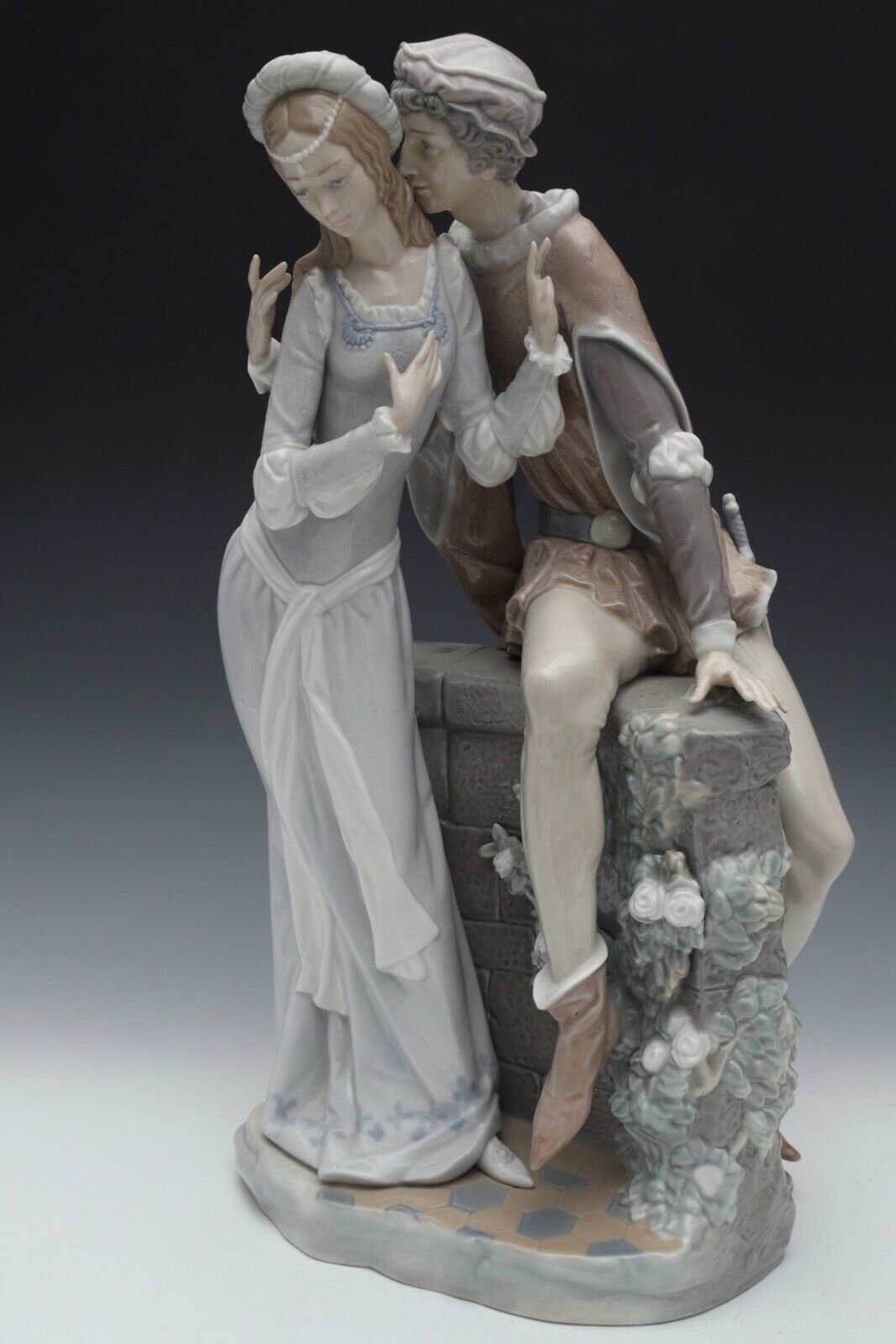 Lladro Lovers From Verona Porcelain Figurine 1250