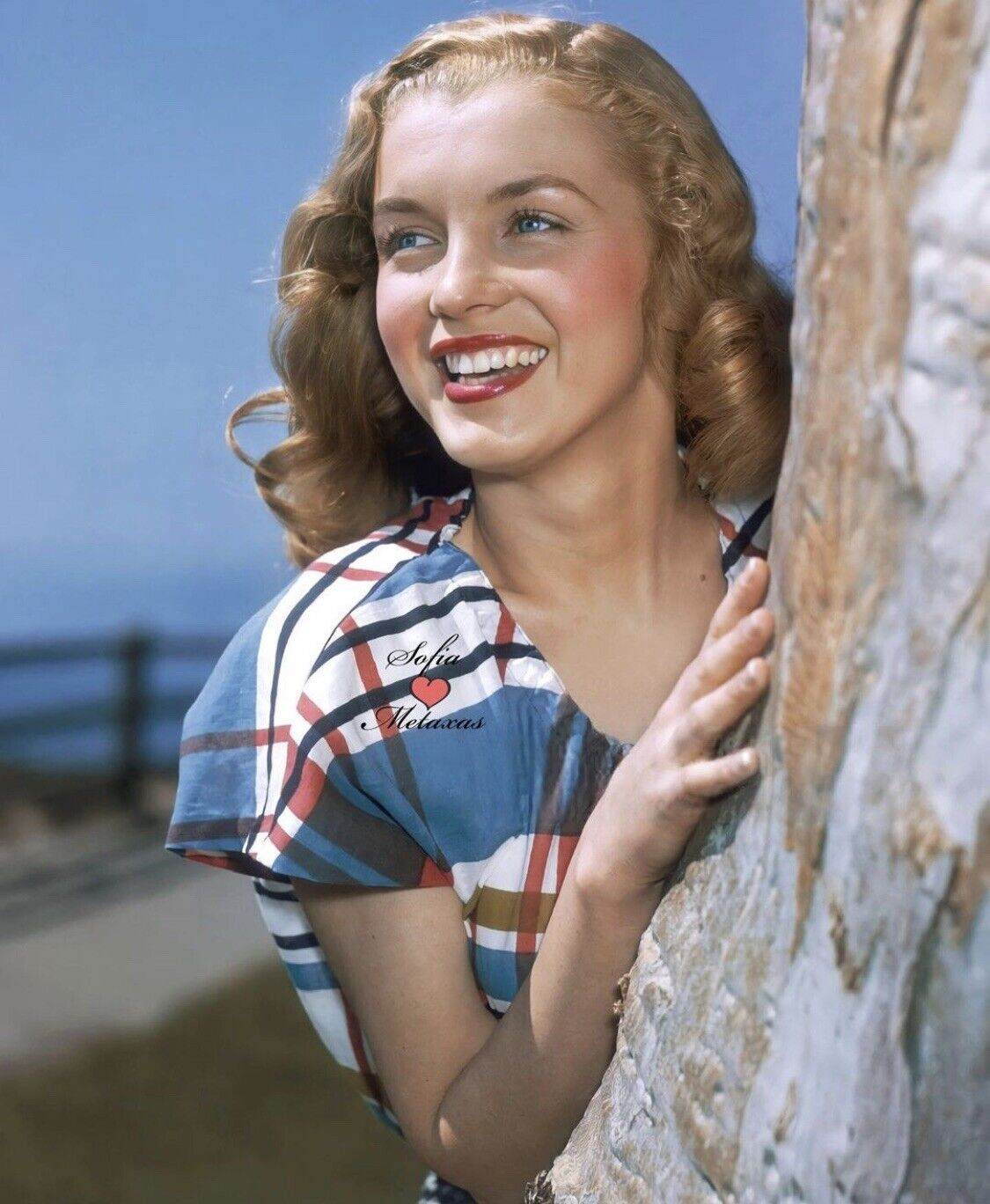 MARILYN MONROE - NORMA JEAN - A NICE SMILING SHOT OF A YOUNG MARILYN 
