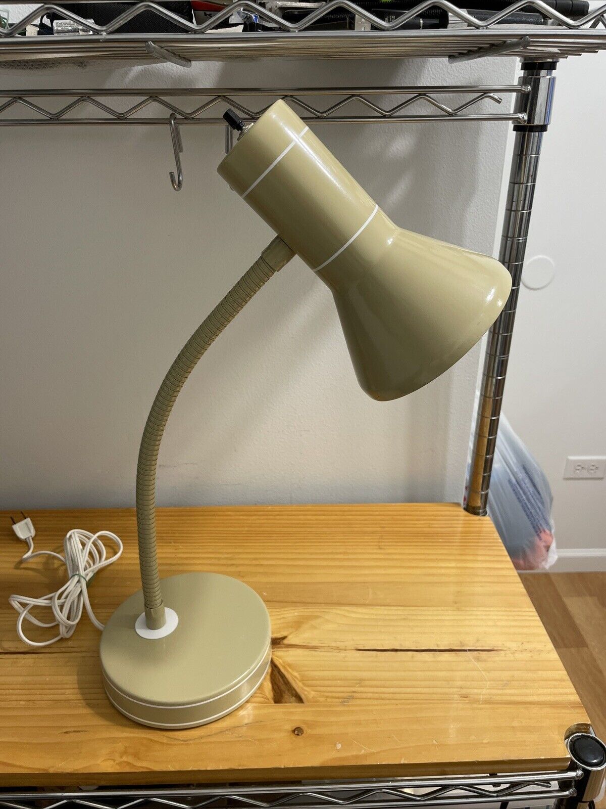 Vintage 1960s Underwriters Laboratories Inc. Gooseneck 20 In Cream/white Lamp