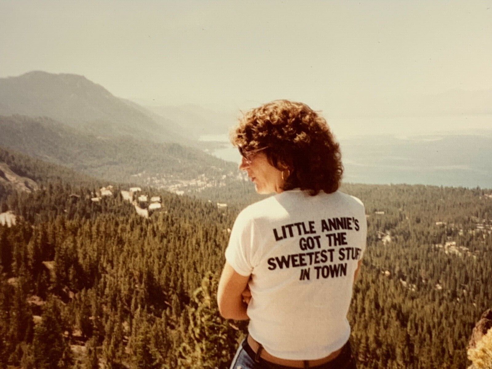 (AtA) FOUND Photograph 1981 Mountain Little Annie Sweetest Stuff In Town Shirt